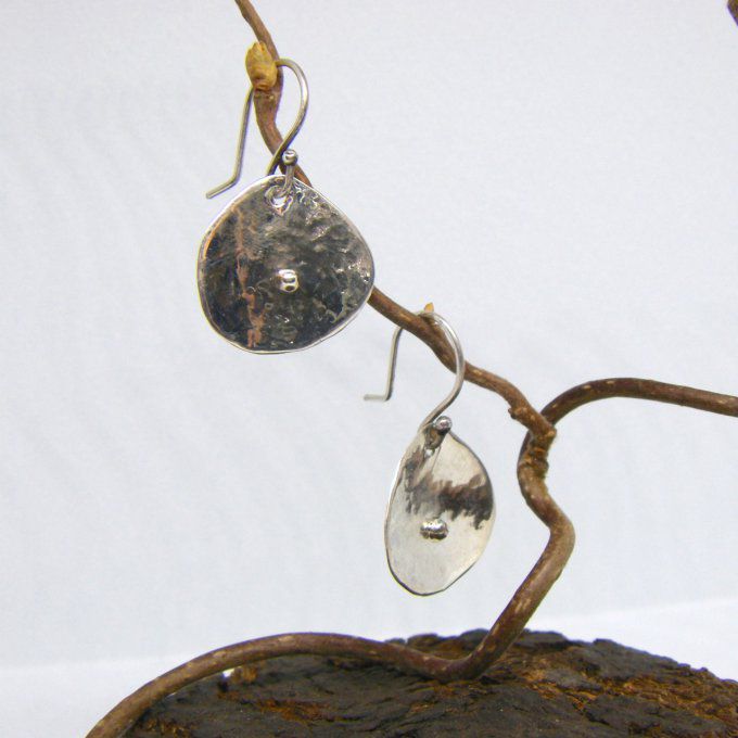 boucles chips martelées,  granule central