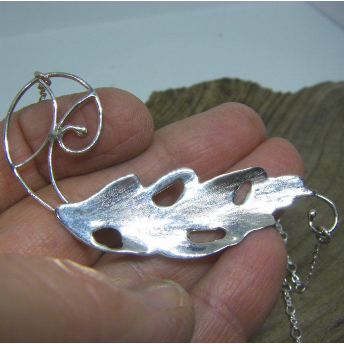 Pendentif feuille sur volutes