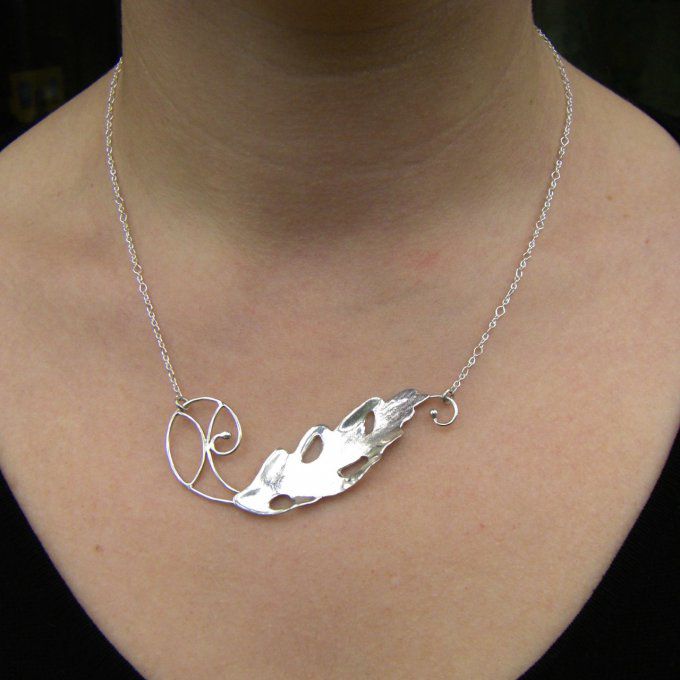 Pendentif feuille sur volutes
