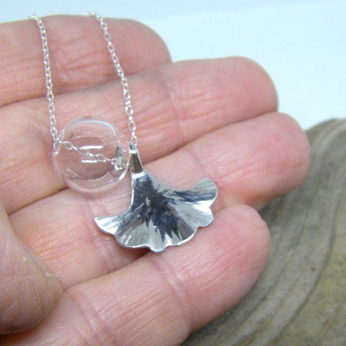 pendentif petite feuille de ginko et bulle de verre